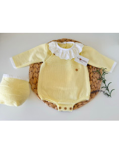 Conjunto de punto amarillo con cuello bordado