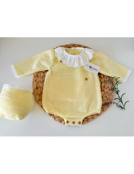 Conjunto de punto amarillo con cuello bordado