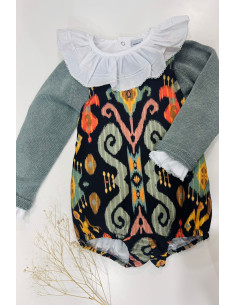 Ranita étnica con manga gris y cuello volante