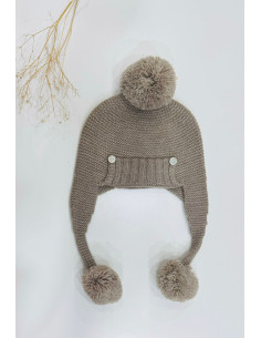 Gorro de punto con pompones color topo